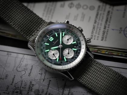 Sinn Spezialuhren 903 St II G Navigationschronograph Automatik Edelstahl 41mm grünes Zifferblatt graues Textilband – Herrenuhren Chronograph aus Edelstahl. Das Gehäuse ist rund und silber. Das Textilarmband ist grau. Das Zifferblatt ist arabisch Index und grün. – Ansicht 7