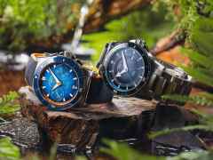 Mühle Glashütte Sportivo Active Chronograph Automatik Edelstahl 42,5mm blaues Zifferblatt blaues Leder-Kautschukband – Herrenuhren Chronograph aus Edelstahl, Kautschuk, Keramik und Leder. Das Gehäuse ist rund und silber. Das Kautschuk / Kunststoff / Silikon Armband ist blau. Das Zifferblatt ist ein Index in blau. – Ansicht 5