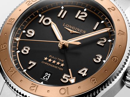 Longines Spirit Zulu Time 1925 Automatik Edelstahl 39mm schwarzes Zifferblatt Metallband – Herrenuhren Uhr mit Datum aus 750 Rotgold und Edelstahl. Das Gehäuse ist rund und silber. Das Edelstahlarmband ist silber. Das Zifferblatt ist arabisch Index und schwarz. – Ansicht 2