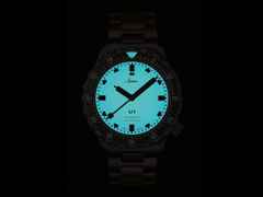 Sinn Spezialuhren U1 S L Automatik U-Boot-Stahl 44mm weißes Zifferblatt schwarzes Kautschukband limitiert – Herrenuhren Uhr ohne Datum aus Edelstahl, Kautschuk, Metall und PVD beschichtet. Das Gehäuse ist rund und schwarz. Das Kautschuk / Kunststoff / Silikon Armband ist schwarz. Das Zifferblatt ist ein Index in weiß. – Ansicht 3