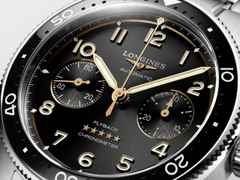 Longines Spirit Flyback Chronograph Automatik Edelstahl 42mm schwarzes Zifferblatt Metallband – Herrenuhren Chronograph aus Edelstahl und Keramik. Das Gehäuse ist rund und silber. Das Edelstahlarmband ist silber. Das Zifferblatt ist arabisch Index und schwarz. – Ansicht 2