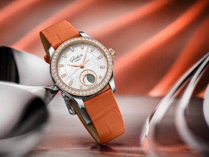 Glashütte Original Lady Serenade Luna Automatik Edelstahl 32,5mm weißes Zifferblatt oranges Lederband – Damenuhren Uhr ohne Datum aus 750 Rotgold, Edelstahl und Leder. Das Gehäuse ist rund und silber. Das Lederarmband Kroko / Alligator ist orange. Das Zifferblatt ist ein Index in weiß. – Ansicht 5