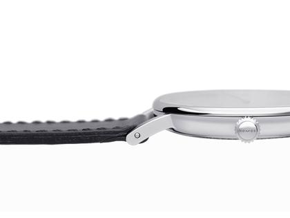 Nomos Glashütte Ludwig 38 Handaufzug Edelstahl weißes Zifferblatt schwarzes Lederband Stahlboden – Herrenuhren Uhr ohne Datum aus Edelstahl. Das Gehäuse ist rund und silber. Das Lederarmband ist braun. Das Zifferblatt ist römisch Index und weiß. – Ansicht 4