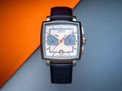 Union Glashütte Averin Chronograph Automatik Edelstahl 41mm weißes Zifferblatt blaues Kautschukband und blaues Lederband – Herrenuhren Chronograph aus Edelstahl, Kautschuk und Leder. Das Gehäuse ist quadratisch und silber. Das Lederarmband ist blau. Das Zifferblatt ist ein Index in weiß. – Ansicht 7