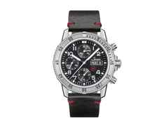 Sinn Spezialuhren 206 St Ar Taucherchronograph Automatik Edelstahl 43mm schwarzes Zifferblatt schwarzes Lederband – Herrenuhren Chronograph aus Edelstahl. Das Gehäuse ist rund und silber. Das Lederarmband ist schwarz. Das Zifferblatt ist arabisch Index und schwarz.