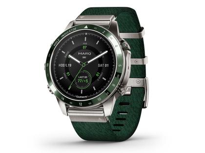 Garmin MARQ Golfer Gen 2 digital Titan 46mm grünes Jacquard-Nylonband – Herrenuhren Uhr Multifunktion aus Keramik und Titan. Das Gehäuse ist rund und grau. Das Textilarmband ist grün. Der Zifferblatt ist digital. – Ansicht 2