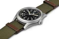Hamilton Khaki Field Mechanical Handaufzug Edelstahl 42mm schwarzes Zifferblatt olivgrünes Textilband – Herrenuhren Uhr ohne Datum aus Edelstahl. Das Gehäuse ist rund und silber. Das Textilarmband ist grün. Das Zifferblatt ist arabisch und schwarz. – Ansicht 3