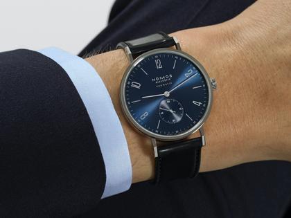 Nomos Glashütte Tangente 39 neomatik Blaugold Automatik Edelstahl 39mm blaues Zifferblatt schwarzes Lederband Glasboden – Herrenuhren Uhr ohne Datum aus Edelstahl. Das Gehäuse ist rund und silber. Das Lederarmband ist schwarz. Das Zifferblatt ist arabisch Index und blau. – Ansicht 3