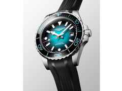 Longines HydroConquest 2026 Commonwealth Games Automatik Edelstahl 42mm türkises Zifferblatt schwarzes Kautschukband – Herrenuhren Uhr mit Datum aus Edelstahl, Kautschuk und Keramik. Das Gehäuse ist rund und silber. Das Kautschuk / Kunststoff / Silikon Armband ist schwarz. Das Zifferblatt ist ein Index in schwarz. – Ansicht 2