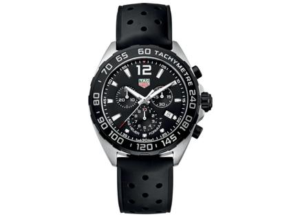 TAG Heuer Formula 1 Chronograph Quarz Edelstahl 43mm schwarzes Zifferblatt schwarzes Kautschukband – Herrenuhren Chronograph aus Edelstahl und Titancarbid beschichtet. Das Gehäuse ist rund und silber. Das Kautschuk / Kunststoff / Silikon Armband ist schwarz. Das Zifferblatt ist arabisch Index und schwarz.