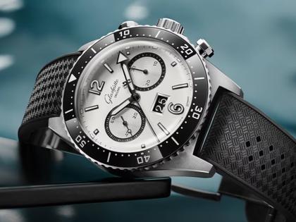Glashütte Original SeaQ Chronograph Silver Screen Automatik Edelstahl 43mm silberfarbenes Zifferblatt schwarzes Kautschukband – Herrenuhren Chronograph aus Edelstahl und Keramik. Das Gehäuse ist rund und silber. Das Kautschuk / Kunststoff / Silikon Armband ist schwarz. Das Zifferblatt ist arabisch Index und weiß. – Ansicht 2