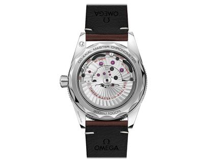 Omega Seamaster 300 Automatik Edelstahl 41mm schwarzes Zifferblatt braunes Lederband – Herrenuhren Uhr ohne Datum aus Aluminium und Edelstahl. Das Gehäuse ist rund und silber. Das Lederarmband ist braun. Das Zifferblatt ist arabisch Index und schwarz. – Ansicht 2