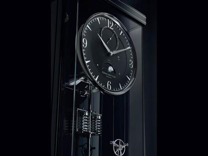 Erwin Sattler Präzisionspendeluhr Wanduhr Opus Metallica 100 schwarzes Zifferblatt – Großuhren Wanduhr aus . Das Gehäuse ist rechteckig und schwarz. Das Zifferblatt ist arabisch Index und schwarz. – Ansicht 3