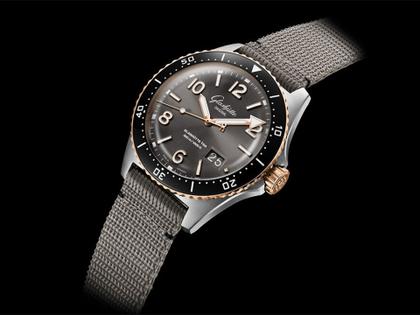 Glashütte Original SeaQ Panoramadatum Automatik Edelstahl Rotgold 43mm graues Zifferblatt graues Textilband – Herrenuhren Uhr mit Datum aus 750 Rotgold und Edelstahl. Das Gehäuse ist rund und silber-roségold. Das Textilarmband ist grau. Das Zifferblatt ist arabisch Index und grau. – Ansicht 3