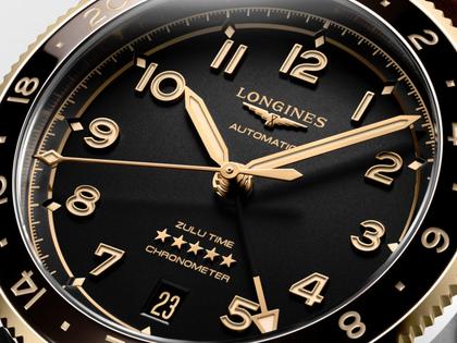 Longines Spirit Zulu Time Automatik Edelstahl 39mm Gelbgold-Lünette graues Zifferblatt braunes Lederband – Herrenuhren Uhr mit Datum aus 750 Gelbgold, Edelstahl, Keramik und Leder. Das Gehäuse ist rund und silber-gelbgold. Das Lederarmband ist braun. Das Zifferblatt ist arabisch Index und grau. – Ansicht 4