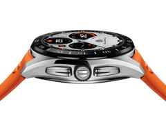 TAG Heuer Connected Calibre E5 Smartwatch Edelstahl 45mm digitales Zifferblatt orangefarbenes Kautschukband – Herrenuhren Uhr Multifunktion aus Edelstahl und Keramik. Das Gehäuse ist rund und silber. Das Kautschuk / Kunststoff / Silikon Armband ist orange. Der Zifferblatt ist digital. – Ansicht 3