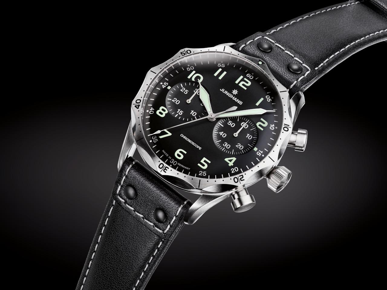 Junghans Meister Pilot Chronoscope Automatik Edelstahl 43mm schwarzes Zifferblatt schwarzes Lederband – Herrenuhren Chronograph aus Edelstahl. Das Gehäuse ist rund und silber. Das Lederarmband ist schwarz. Das Zifferblatt ist arabisch Index und schwarz. – Ansicht 4