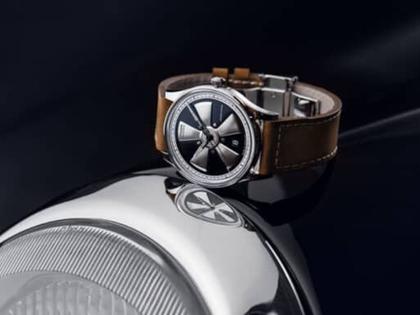 Union Glashütte Noramis Datum Deutschland Klassik 2023 Limitierte Edition Automatik Edelstahl 40mm Felgendesign Zifferblatt braunes Lederband – Herrenuhren Uhr mit Datum aus Edelstahl. Das Gehäuse ist rund und silber. Das Lederarmband ist braun. Das Zifferblatt ist ohne Zeichen und schwarz. – Ansicht 4
