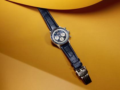 Breitling Navitimer B01 Chronograph 43 Tribute to Concorde Automatik Edelstahl blaues Zifferblatt blaues Lederband limitiert – Herrenuhren Chronograph aus Edelstahl und Leder. Das Gehäuse ist rund und silber. Das Lederarmband Kroko / Alligator ist blau. Das Zifferblatt ist ein Index in blau. – Ansicht 5