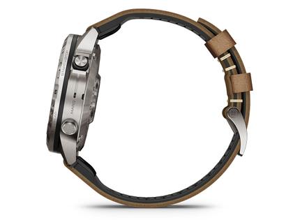 Garmin MARQ Adventurer Gen 2 digital Titan 46mm braunes Lederband – Herrenuhren Uhr Multifunktion aus Kautschuk, Leder und Titan. Das Gehäuse ist rund und grau. Das Kautschuk / Kunststoff / Silikon Armband ist braun. Der Zifferblatt ist digital. – Ansicht 3