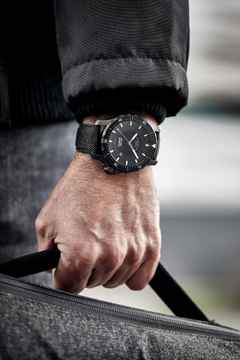 Mühle Glashütte Sea-Timer Blackmotion Automatik Edelstahl PVD-Schwarz 44mm schwarzes Zifferblatt schwarzes Textilband – Herrenuhren Uhr mit Datum aus Edelstahl, PVD beschichtet und Titancarbid beschichtet. Das Gehäuse ist rund und schwarz. Das Kautschuk / Kunststoff / Silikon Armband ist schwarz. Das Zifferblatt ist ein Index in schwarz. – Ansicht 3