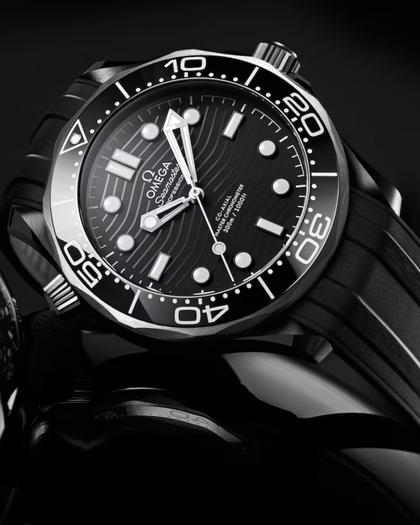 Omega Seamaster Diver 300M Automatik Keramik Titan 43,5mm schwarzes Zifferblatt schwarzes Kautschukband – Herrenuhren Uhr ohne Datum aus Keramik und Titan. Das Gehäuse ist rund und schwarz. Das Kautschuk / Kunststoff / Silikon Armband ist schwarz. Das Zifferblatt ist ein Index in schwarz. – Ansicht 2