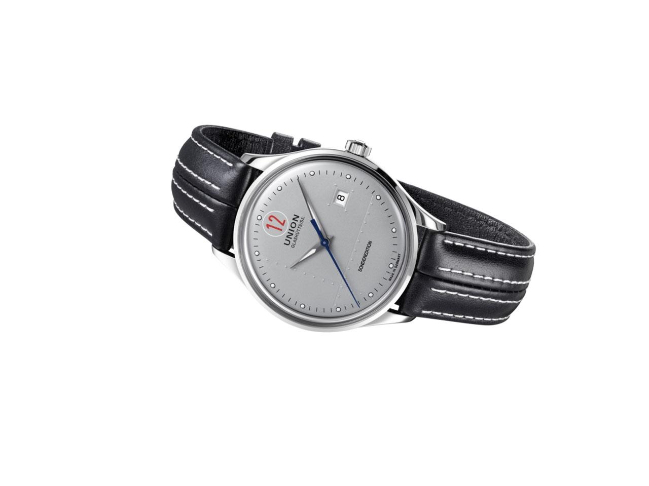 Union Glashütte Noramis Datum Paul Pietsch Sonderedition Automatik Edelstahl 40mm silbernes Zifferblatt schwarzes Lederband – Herrenuhren Uhr mit Datum aus Edelstahl. Das Gehäuse ist rund und silber. Das Lederarmband ist schwarz. Das Zifferblatt ist ein Index in silber. – Ansicht 2