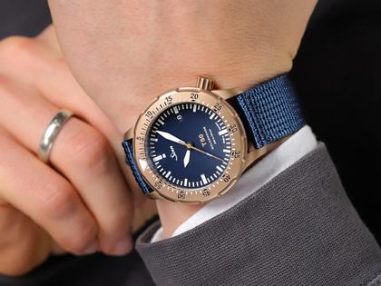 Sinn Spezialuhren T50 GOLDBRONZE B Limited Edition Automatik Bronze 41mm blaues Zifferblatt blaues Textilband – Herrenuhren Uhr mit Datum aus Bronze und Titan. Das Gehäuse ist rund und bronze. Das Textilarmband ist blau. Das Zifferblatt ist ein Index in blau. – Ansicht 6