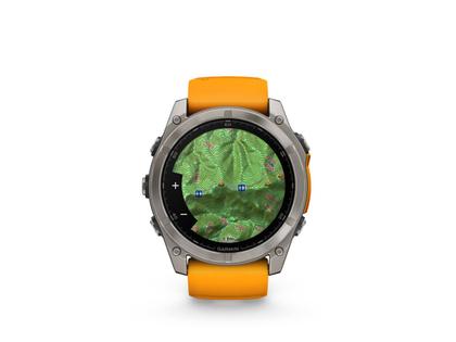 Garmin fenix 8 51mm AMOLED faserverstärktes Polymer Titan graphitfarben beschichtet oranges Kautschukband – Herrenuhren Uhr Multifunktion aus DLC beschichtet, Kautschuk und Titan. Das Gehäuse ist rund und grau. Das Kautschuk / Kunststoff / Silikon Armband ist orange. Das Zifferblatt ist digital und schwarz. – Ansicht 2