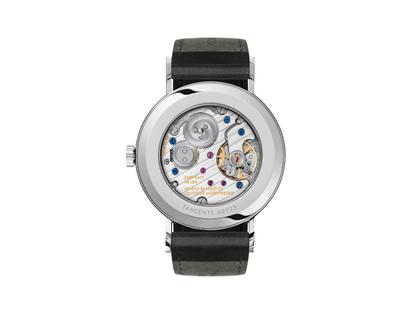 Nomos Glashütte Tangente 35 Datum Gangreserve Handaufzug Edelstahl 35mm weißes Zifferblatt schwarzes Lederband Glasboden – Herrenuhren Uhr mit Datum aus Edelstahl und Leder. Das Gehäuse ist rund und silber. Das Lederarmband ist schwarz. Das Zifferblatt ist arabisch Index und silber. – Ansicht 4