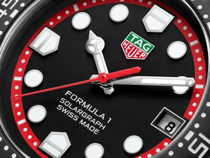 TAG Heuer Formula 1 Solargraph Quarz Kunststoff 38mm schwarzes Zifferblatt schwarzes Kautschukband – Herrenuhren Uhr mit Datum aus Edelstahl und Kunststoff. Das Gehäuse ist rund und schwarz. Das Kautschuk / Kunststoff / Silikon Armband ist schwarz. Das Zifferblatt ist ein Index in schwarz. – Ansicht 4