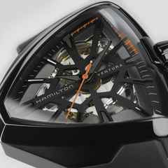 Hamilton Ventura Skeleton Auto Limited Edition Edelstahl PVD-Schwarz 42x45mm skelettiertes Zifferblatt schwarzes Kautschukband – Herrenuhren Uhr ohne Datum aus Edelstahl und PVD beschichtet. Das Gehäuse ist sonstige Form und schwarz. Das Kautschuk / Kunststoff / Silikon Armband ist schwarz. Das Zifferblatt ist skelettiert und schwarz. – Ansicht 2