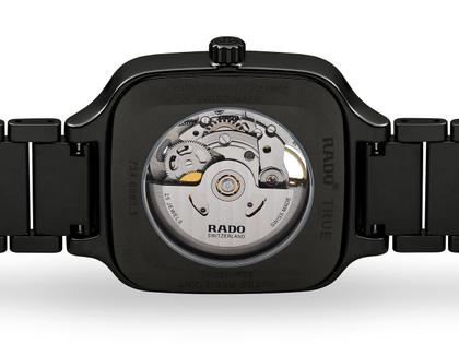 Rado True Square Automatik Keramik anthrazit Open Heart Keramikband – Herrenuhren Uhr ohne Datum aus Keramik. Das Gehäuse ist quadratisch und grau. Das Keramikarmband ist grau. Das Zifferblatt ist skelettiert und schwarz. – Ansicht 2