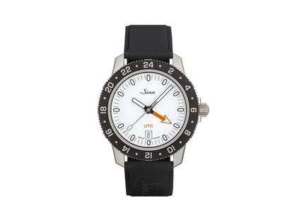 Sinn Spezialuhren 105 St Sa W UTC Automatik Edelstahl 41mm weißes Zifferblatt schwarzes Silikonband – Herrenuhren Uhr mit Datum aus Edelstahl. Das Gehäuse ist rund und silber. Das Kautschuk / Kunststoff / Silikon Armband ist schwarz. Das Zifferblatt ist ein Index in weiß.