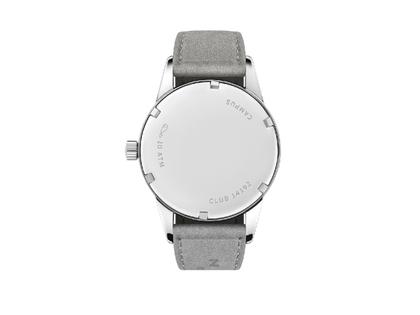 Nomos Glashütte Club Campus Nonstop Red Handaufzug Edelstahl 36mm rotes Zifferblatt graues Lederband Stahlboden – Damenuhren Uhr ohne Datum aus Edelstahl und Leder. Das Gehäuse ist rund und silber. Das Lederarmband ist grau. Das Zifferblatt ist arabisch römisch und rot. – Ansicht 2