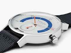 Nomos Glashütte Autobahn neomatik 41 Datum Sportgrau Automatik Edelstahl 41mm graues Zifferblatt blaues Textilband – Herrenuhren Uhr mit Datum aus Edelstahl. Das Gehäuse ist rund und silber. Das Textilarmband ist blau. Das Zifferblatt ist arabisch Index und weiß. – Ansicht 2
