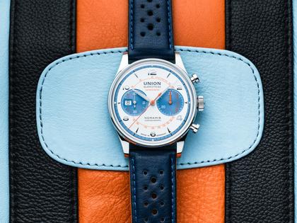 Union Glashütte Noramis Chronograph Sachsen Classic 2024 Limited Edition Automatik Edelstahl 42mm beiges Zifferblatt blaues Lederband – Herrenuhren Chronograph aus Edelstahl und Leder. Das Gehäuse ist rund und silber. Das Lederarmband ist blau. Das Zifferblatt ist arabisch Index und beige. – Ansicht 6