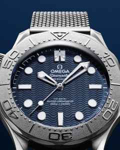 Omega Seamaster Diver 300M  Automatik Edelstahl 42mm James Bond Edition blaues Zifferblatt Metallband – Herrenuhren Uhr ohne Datum aus Edelstahl und Keramik. Das Gehäuse ist rund und silber. Das Edelstahlarmband ist silber. Das Zifferblatt ist ein Index in blau. – Ansicht 7