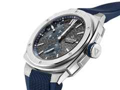Alpina Alpiner Extreme Regulator Automatik Edelstahl 41mm graues Zifferblatt blaues Kautschukband – Herrenuhren Uhr ohne Datum aus Edelstahl und Kautschuk. Das Gehäuse ist rund und silber. Das Kautschuk / Kunststoff / Silikon Armband ist blau. Das Zifferblatt ist ein Index in grau. – Ansicht 3