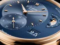 Glashütte Original PanoMaticLunar Automatik Rotgold 40mm blaues Zifferblatt blaues Lederband – Herrenuhren Uhr mit Datum aus 750 Rotgold. Das Gehäuse ist rund und roségold. Das Lederarmband Kroko / Alligator ist blau. Das Zifferblatt ist ein Index in blau. – Ansicht 3
