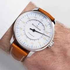 MeisterSinger Perigraph weiß mit Gold, 43mm – Herrenuhren Uhr mit Datum aus Edelstahl. Das Gehäuse ist rund und silber. Das Lederarmband ist braun. Das Zifferblatt ist arabisch und weiß. – Ansicht 2