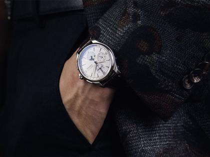 Union Glashütte Belisar Chronograph Mondphase Automatik Edelstahl 42mm weißes Zifferblatt braunes Lederband – Herrenuhren Chronograph aus Edelstahl. Das Gehäuse ist rund und silber. Das Lederarmband ist braun. Das Zifferblatt ist arabisch Index und weiß. – Ansicht 4