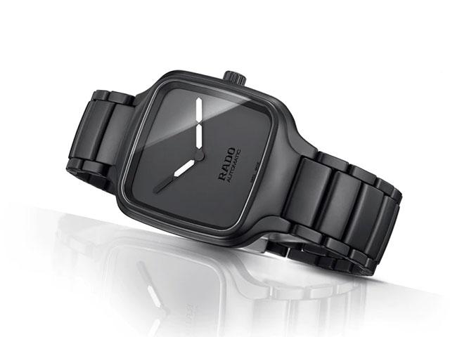 Rado True Square Automatik Keramik matt schwarz Undigital Keramikband – Herrenuhren Uhr ohne Datum aus Keramik. Das Gehäuse ist quadratisch und schwarz. Das Keramikarmband ist schwarz. Das Zifferblatt ist ohne Zeichen und schwarz. – Ansicht 2