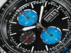 Hamilton Khaki Aviation Converter Air Zermatt Limited Edition Automatik Edelstahl 44mm schwarzes Zifferblatt schwarzes Lederband – Herrenuhren Chronograph aus Edelstahl und Leder. Das Gehäuse ist rund und grau. Das Lederarmband ist schwarz. Das Zifferblatt ist arabisch Index und schwarz. – Ansicht 3