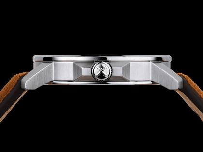 Mühle Glashütte 29er Casual Edition 30 Jahre Deutsche Einheit Automatik Edelstahl 42,4mm grünes Zifferblatt braunes Lederband – Herrenuhren Uhr mit Datum aus Edelstahl und Leder. Das Gehäuse ist rund und silber. Das Lederarmband ist braun. Das Zifferblatt ist ein Index in grün. – Ansicht 5