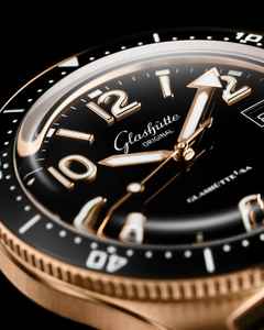 Glashütte Original SeaQ Automatik Rotgold 40mm schwarzes Zifferblatt schwarzes Kautschukband – Herrenuhren Uhr mit Datum aus 750 Rotgold. Das Gehäuse ist rund und roségold. Das Kautschuk / Kunststoff / Silikon Armband ist schwarz. Das Zifferblatt ist arabisch Index und schwarz. – Ansicht 7