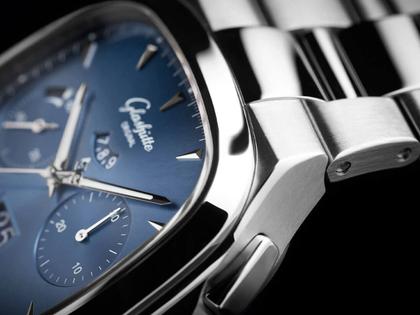 Glashütte Original Seventies Chronograph blaues Zifferblatt Metallband – Herrenuhren Chronograph aus Edelstahl. Das Gehäuse ist quadratisch und silber. Das Edelstahlarmband ist silber. Das Zifferblatt ist ein Index in blau. – Ansicht 4