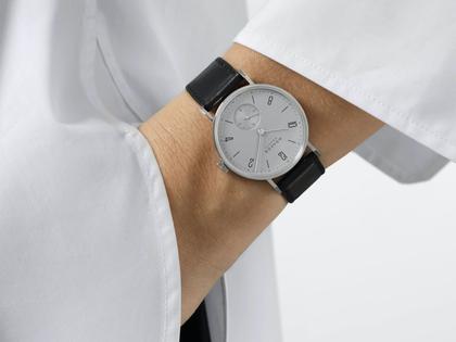 Nomos Glashütte Tangente 35 neomatik Platingrau Automatik Edelstahl 35mm graues Zifferblatt schwarzes Lederband Stahlboden – Damenuhren Uhr ohne Datum aus Edelstahl. Das Gehäuse ist rund und silber. Das Lederarmband ist schwarz. Das Zifferblatt ist arabisch Index und silber. – Ansicht 5