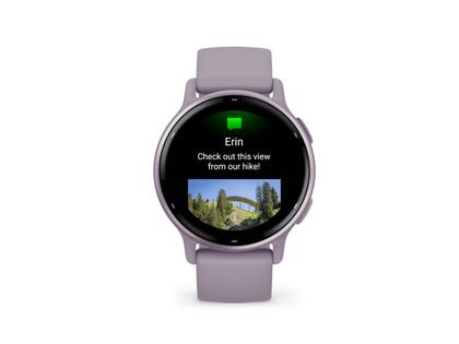 Garmin vívoactive 5 faserverstärktes Polymer orchidee/orchidee metallic 42mm orchideefarbenes Kautschukband – Damenuhren Uhr Multifunktion aus eloxiertes Aluminium, Kautschuk, Kunststoff und PVD beschichtet. Das Gehäuse ist rund und lila. Das Kautschuk / Kunststoff / Silikon Armband ist lila. Der Zifferblatt ist digital. – Ansicht 2