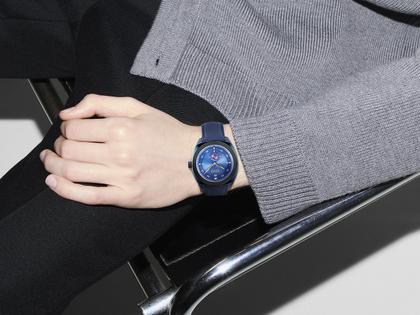 Gucci Interlocking Automatik Edelstahl PVD-Blau 41mm blaues Zifferblatt blaues Textilband YA142331 – Herrenuhren Uhr ohne Datum aus Edelstahl und PVD beschichtet. Das Gehäuse ist rund und blau. Das Textilarmband ist blau. Das Zifferblatt ist ein Index in blau. – Ansicht 4